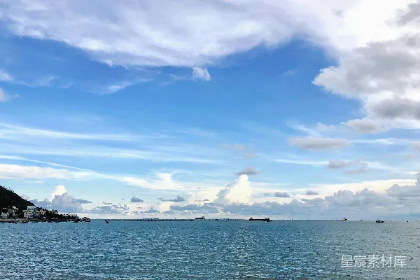 高清摄影 蓝天白云下的水面