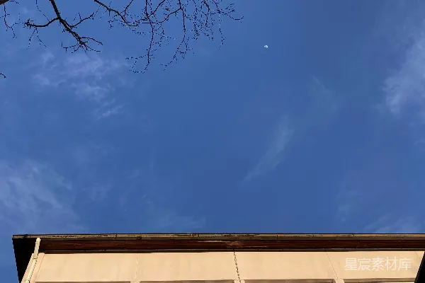 高清摄影 一座高大的建筑，有许多窗户，天空湛蓝。