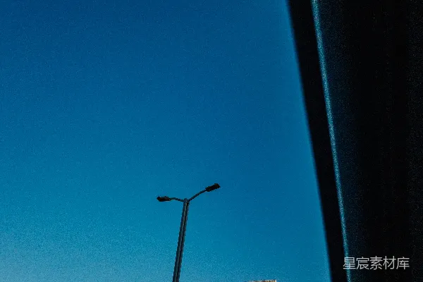 高清摄影 白天高楼大厦附近的一盏黑色路灯