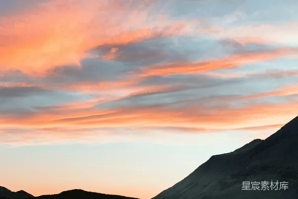 高清摄影 白黑相间的房子在山边的夕阳下