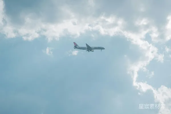 高清摄影 一架飞机在多云的天空中飞行。