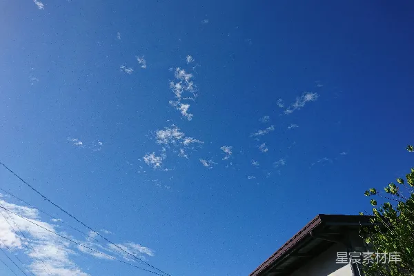 高清摄影 一片清澈的蓝天，背景中有一些云。