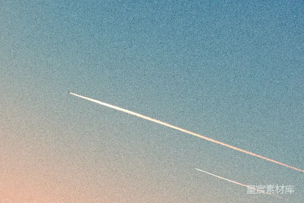 高清摄影 一架飞机在天空中飞行，留下了一条尾迹。