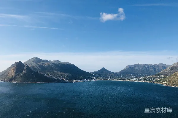 高清摄影 平静的水面在蓝天下的山脚下