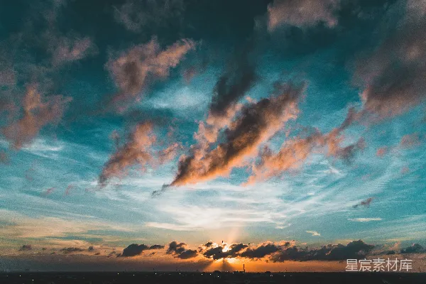 高清摄影 太阳正缓缓落海，天空中漂浮着云朵。