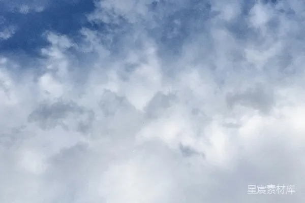 高清摄影 一架飞机飞过一片阴沉的蓝色天空