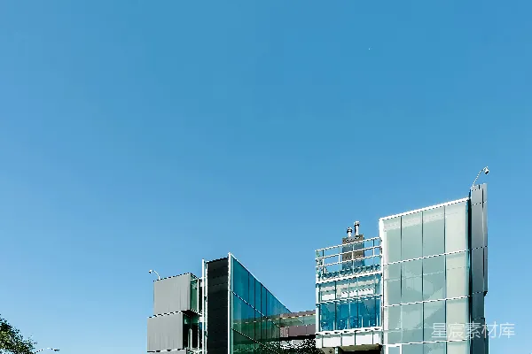 高清摄影 白天蓝天下的白色混凝土建筑