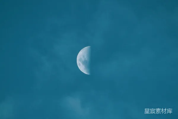 高清摄影 满月在蓝天中