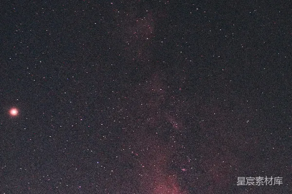 高清摄影 夜空中布满了星星，并且有一道明亮的粉红色光芒。