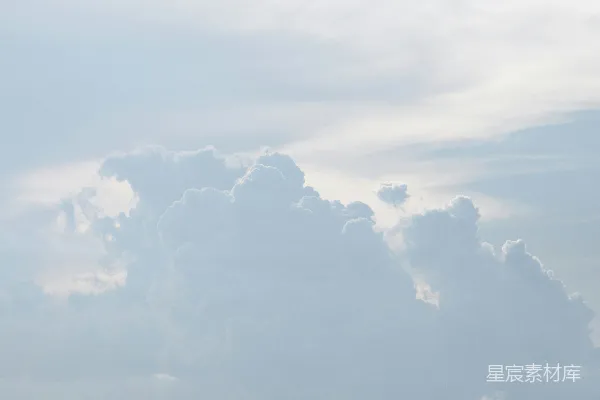 高清摄影 一架飞机在空中飞行，背景中有一朵云。
