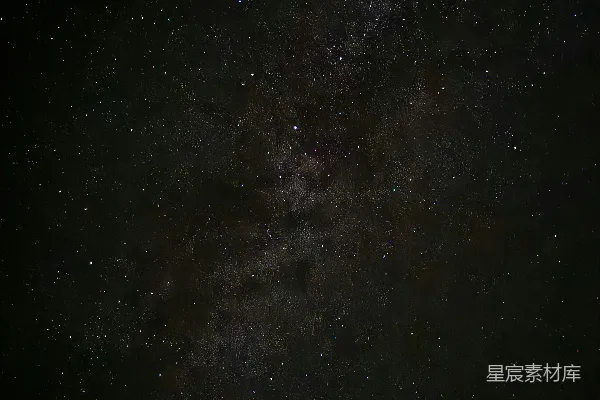 高清摄影 银河在夜空中闪烁。