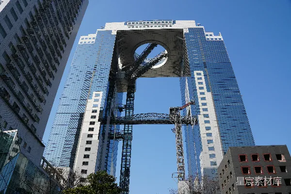 高清摄影 一座高大的钟楼高耸于城市之上
