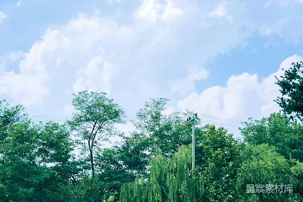 高清摄影 一个人在城市街道上滑滑板
