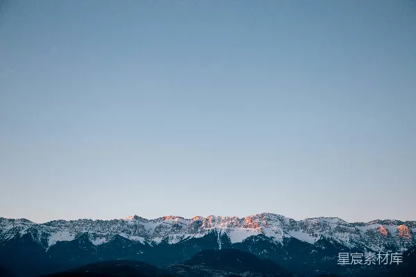高清摄影 灰蒙蒙的天空下的积雪覆盖的山峰