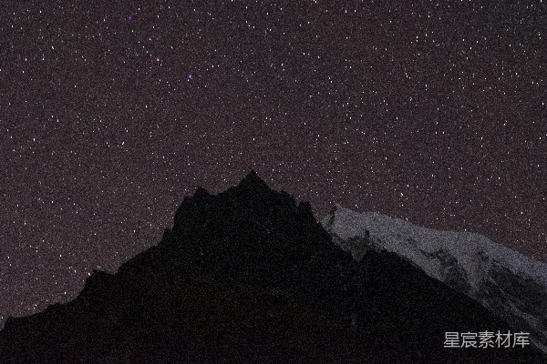 高清摄影 夜晚被雪覆盖的山峰