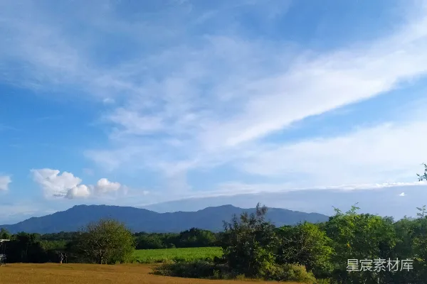 高清摄影 一片草地，远处有山。