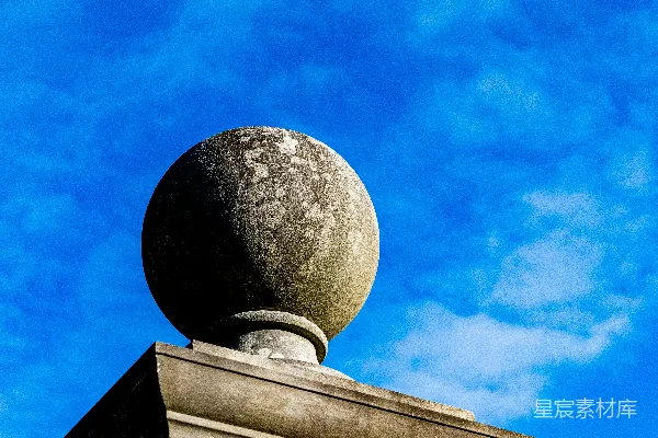 高清摄影 建筑物顶部，背景是蓝天。
