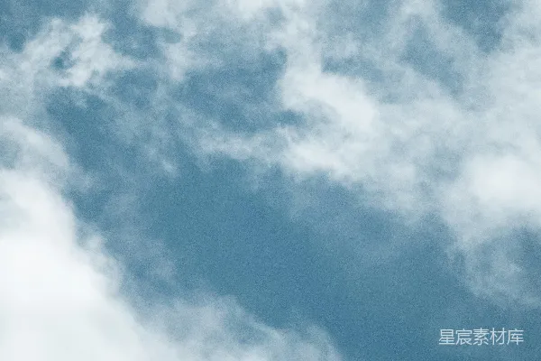 高清摄影 一架飞机飞过一片阴云密布的蓝空。
