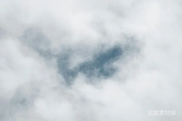 高清摄影 一架飞机飞过一片蓝云天空。