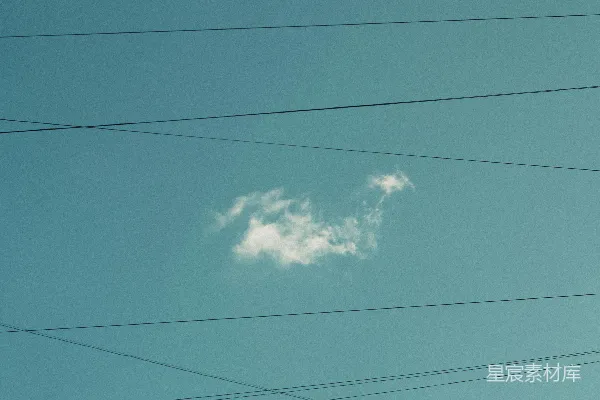 高清摄影 一根电线杆，天空中有一朵云。