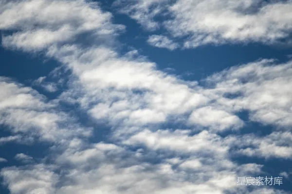 高清摄影 一架飞机在多云的蓝天中飞行