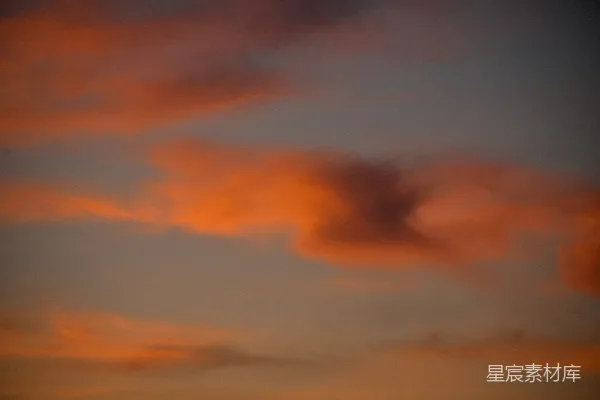 高清摄影 一架飞机在夕阳下飞行
