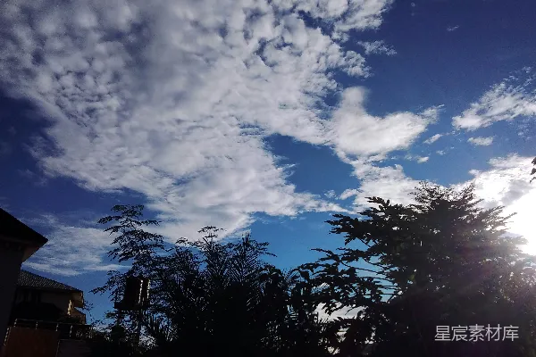 高清摄影 天空中的云彩间，阳光明媚地照耀着。