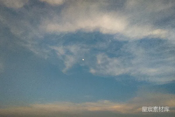 高清摄影 天空中布满了云彩，半轮明月高悬。