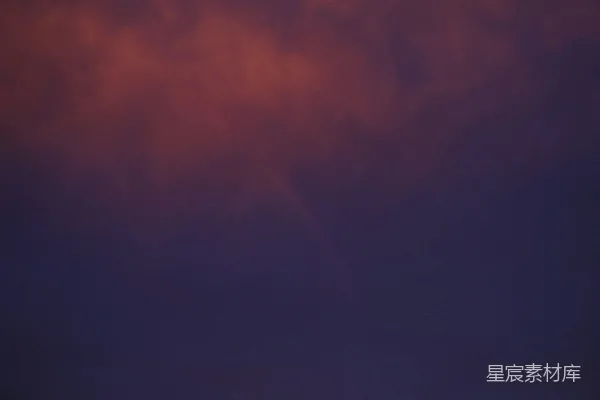 高清摄影 天空中有一架飞机，背景是彩虹。