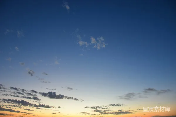 高清摄影 绚丽的蓝天在夕阳下飘着薄薄的云朵。