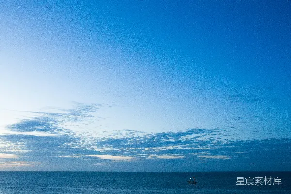 高清摄影 晴朗的日子里，海洋上有一艘帆船。