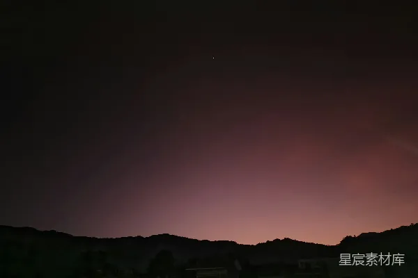 高清摄影 天色昏暗，夕阳落下时呈现出粉红色。