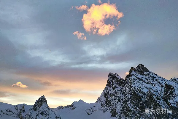 高清摄影 一群被雪覆盖的山脉在多云的天空下