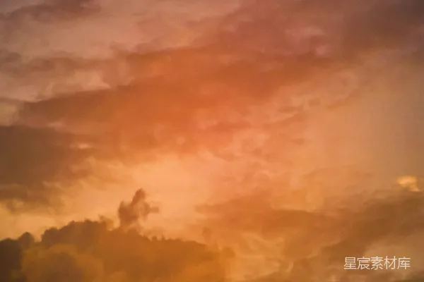 高清摄影 一架飞机在夕阳下的多云天空中飞行。