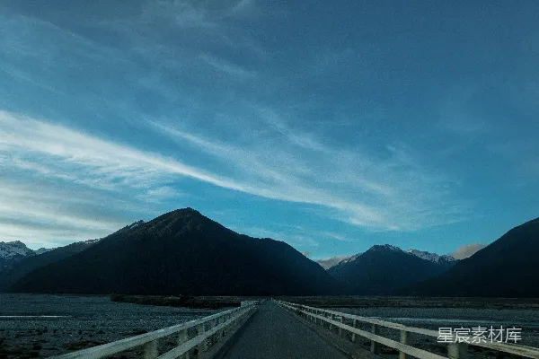 高清摄影 一条道路的景象，背景是山脉。