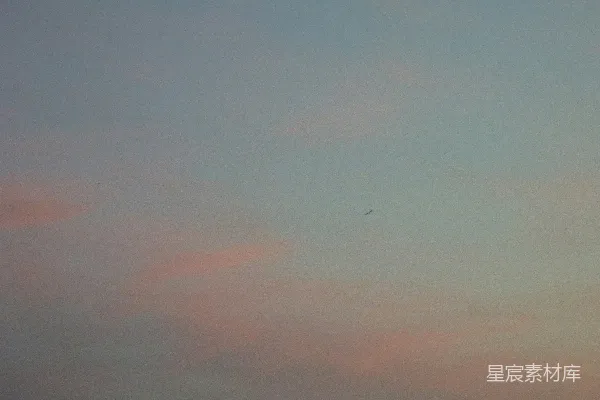 高清摄影 淡蓝色天空中的柔和粉红色云彩
