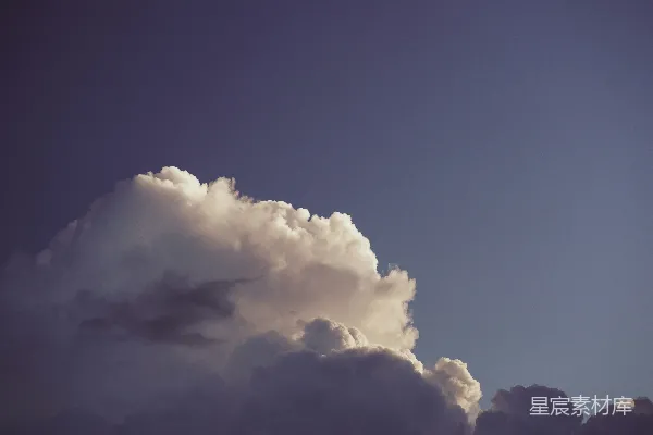 高清摄影 一架飞机在云层密布的天空中飞行