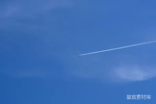 高清摄影 一架喷气式飞机在蓝天中飞行，留下一条航迹。