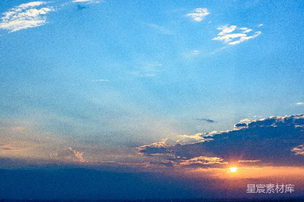 高清摄影 一架飞机在日落时在空中飞行