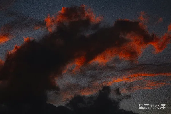 高清摄影 日落时天空中有一朵红云。
