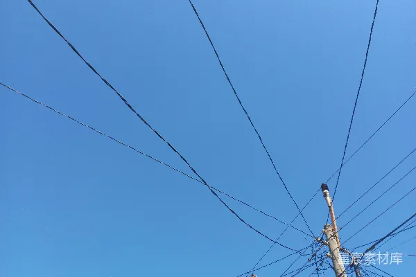 高清摄影 一根电线杆和一盏路灯在蓝天背景下。