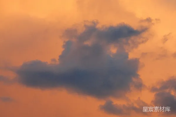 高清摄影 一架飞机在夕阳下飞行。