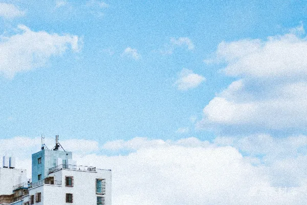 高清摄影 一座钟楼矗立在高大的建筑顶部