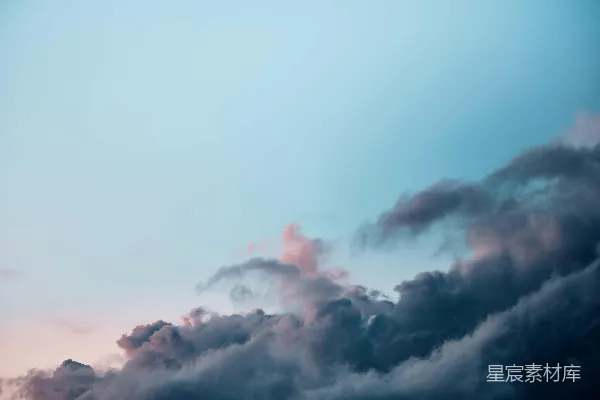 高清摄影 乌云在浅蓝色的天空中飘过。