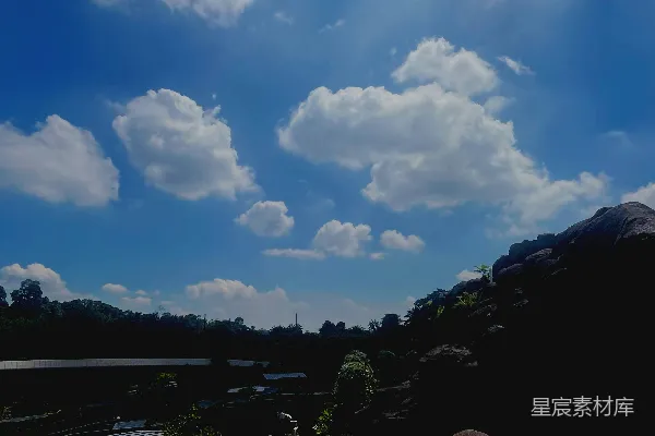 高清摄影 太阳透过公园上方的云层照耀着。