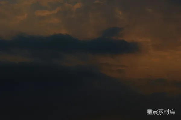 高清摄影 夕阳正落在这座远处的建筑上。