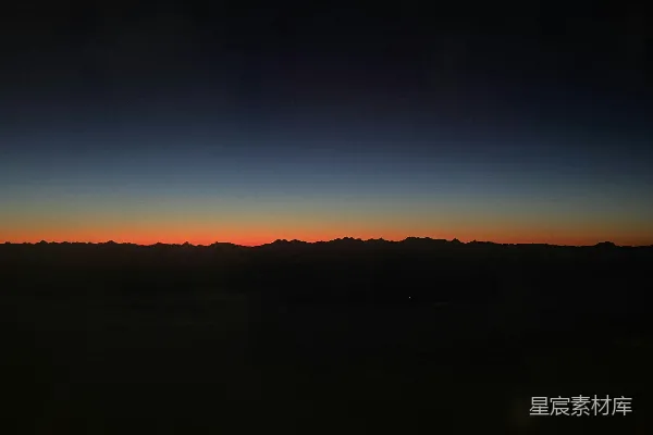 高清摄影 夕阳西下，笼罩在山脉之上。