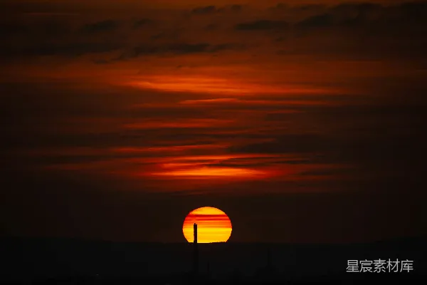 高清摄影 太阳在黑暗的天空中落下