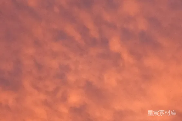 高清摄影 夕阳西下，天空中散布着几朵云。
