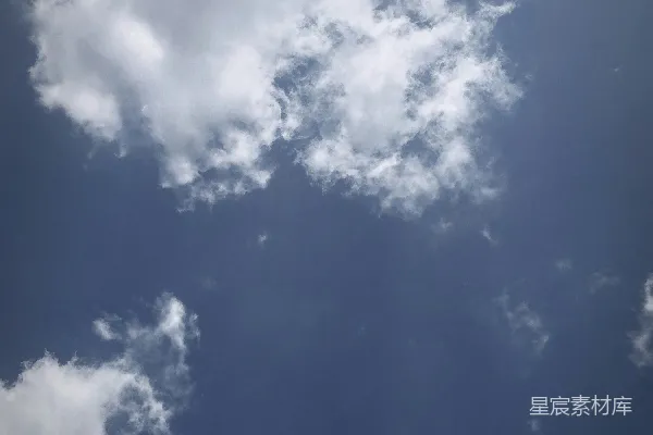 高清摄影 一架飞机飞过湛蓝的多云天空